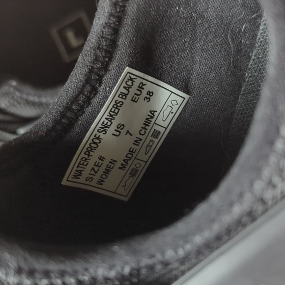 Loom waterproof black sneakers US 7/EU 38 - Picture 5 of 6